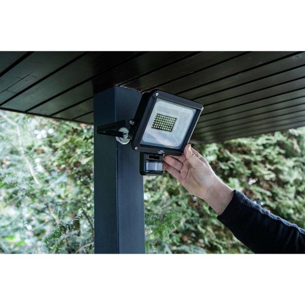 LED-Strahler JARO 4060 P (LED-Fluter zur Wandmontage für den Außenbereich IP65, 30W, 3450lm, 6500K, mit Bewegungsmelder)