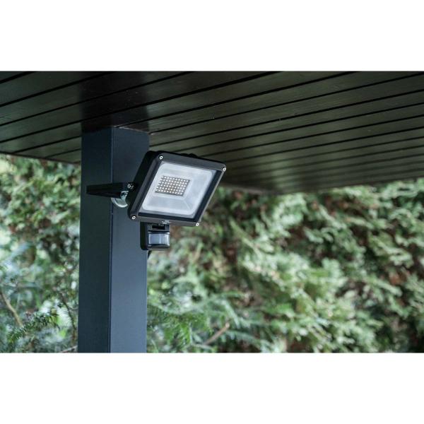LED-Strahler JARO 4060 P (LED-Fluter zur Wandmontage für den Außenbereich IP65, 30W, 3450lm, 6500K, mit Bewegungsmelder)